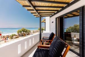 balcón con vistas a la playa en Deep blue suites, en Agios Prokopios