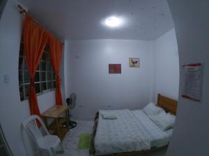 una piccola camera con letto e finestra di Nanasqa Hostel en Nasca / Nazca a Nazca