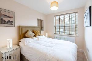 Säng eller sängar i ett rum på 2BR Apartment in Central Beeston with Parking