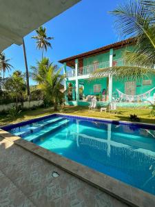 uma piscina em frente a uma casa em Vila da Sereia hostel e pousada em Icaraí