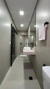 uma casa de banho com uma banheira, um lavatório e um espelho. em Hotel Diamante em São Paulo