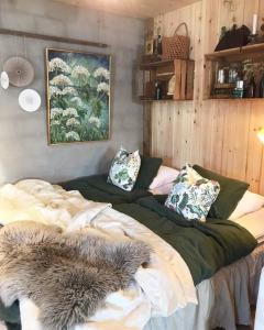 um quarto com uma cama grande com almofadas em Bo på Kvarnen em Varberg