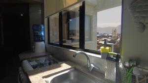 fregadero de cocina con ventana con vistas a la ciudad en Departamento Frente a la Plaza Sucre de Tarija, wifi, ascensor, garaje extra, en Tarija