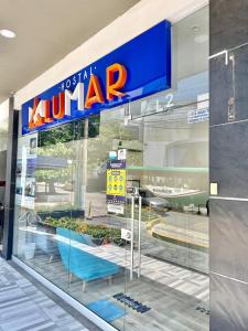 un magasin Walmart avec un panneau sur la fenêtre dans l'établissement Hostal Lumar, à Barranquilla