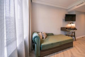 ein Wohnzimmer mit einem Sofa und einem Tisch in der Unterkunft Hotel Du Parc in Ostende