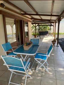 een tafel en stoelen op een patio bij Villa au cœur de Pereybère in Pereybere