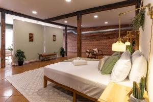 Postel nebo postele na pokoji v ubytování Deluxe 3BR Loft Walkable to Everything Downtown