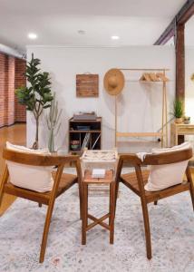 Posezení v ubytování Deluxe 3BR Loft Walkable to Everything Downtown