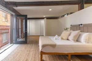 Posezení v ubytování Deluxe 3BR Loft Walkable to Everything Downtown