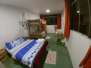 1 dormitorio con 1 cama y 1 silla en Nanasqa Hostel en Nasca / Nazca, en Nazca