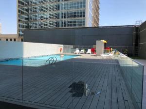 vista para uma piscina num edifício em Departamento a pasos del terminal buses em Santiago