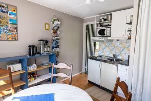 Dapur atau dapur kecil di Litet gathus mitt i Ystad