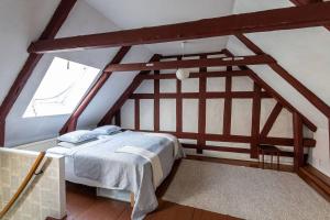 Tempat tidur dalam kamar di Litet gathus mitt i Ystad