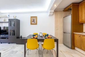 Kuchyňa alebo kuchynka v ubytovaní 797 Holiday Rentals - Piso para 3 en la Carihuela con piscina