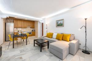Kuchyňa alebo kuchynka v ubytovaní 797 Holiday Rentals - Piso para 3 en la Carihuela con piscina