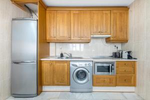 Kuchyňa alebo kuchynka v ubytovaní 797 Holiday Rentals - Piso para 3 en la Carihuela con piscina