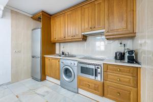 Kuchyňa alebo kuchynka v ubytovaní 797 Holiday Rentals - Piso para 3 en la Carihuela con piscina