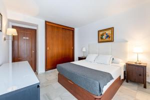 Posteľ alebo postele v izbe v ubytovaní 797 Holiday Rentals - Piso para 3 en la Carihuela con piscina