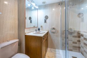 Kúpeľňa v ubytovaní 797 Holiday Rentals - Piso para 3 en la Carihuela con piscina