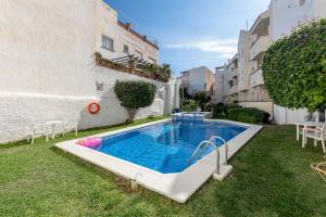Bazén v ubytovaní 797 Holiday Rentals - Piso para 3 en la Carihuela con piscina alebo v jeho blízkosti