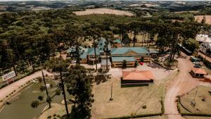 una vista aérea de un parque con un edificio en Lagoa Parque Hotel, en Lagoa Vermelha