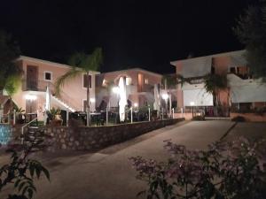 ein Haus in der Nacht mit einer Steinmauer in der Unterkunft Hotel San Domenico in Marina di Camerota