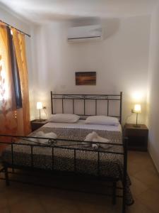 ein Schlafzimmer mit einem Bett mit zwei Handtüchern darauf in der Unterkunft Hotel San Domenico in Marina di Camerota
