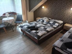 ヴロツワフにあるA-Piramidaのベッドルーム1室(ベッド1台、テーブル、椅子付)