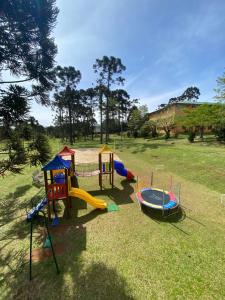 un parque infantil con varios tipos diferentes de equipos de juego en Lagoa Parque Hotel, en Lagoa Vermelha