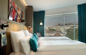 Katil atau katil-katil dalam bilik di Motel One Graz