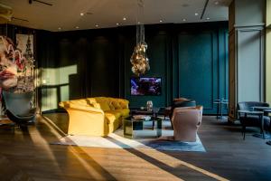 Ruang duduk di Motel One Graz