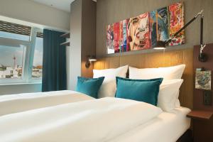 Katil atau katil-katil dalam bilik di Motel One Graz