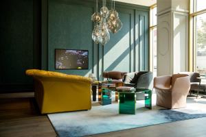 A seating area at Motel One Graz