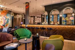 Ruang duduk di Motel One Graz