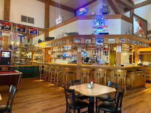 Lounge nebo bar v ubytování Clarion Inn Near China Lake Naval Station