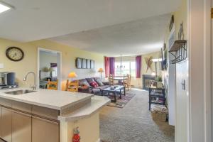 cocina y sala de estar con encimera en Granby Vacation Rental Less Than 1 Mi to Granby Ranch! en Granby