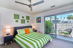 sypialnia z łóżkiem i balkonem w obiekcie Stunning Palm Springs 2 Bedroom Condo w mieście Palm Springs