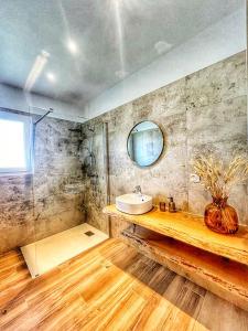 Petreto-Bicchisano的住宿－A PIAZZOLA，一间带水槽和镜子的浴室