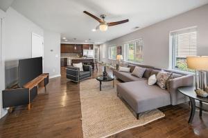 Μια τηλεόραση ή/και κέντρο ψυχαγωγίας στο Comfortable 2BR Condo near City Center