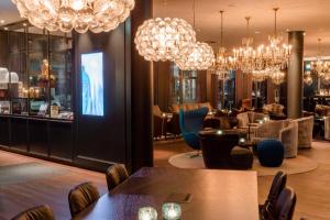 A restaurant or other place to eat at Motel One Berlin-Bellevue