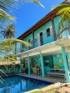 uma casa com uma piscina em frente em Vila da Sereia hostel e pousada em Icaraí