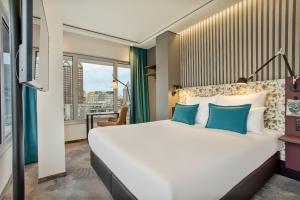Postel nebo postele na pokoji v ubytování Motel One Rotterdam
