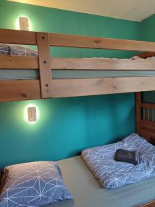 Bunk bed o mga bunk bed sa kuwarto sa Auberge "la petite sirène" - GR34 Landévennec
