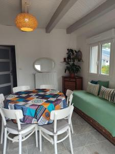 um quarto com uma mesa e cadeiras e uma cama em Auberge "la petite sirène" - GR34 Landévennec em Landévennec