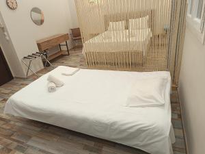 um quarto com uma cama e uma rede em Athens Divine Apartment em Atenas