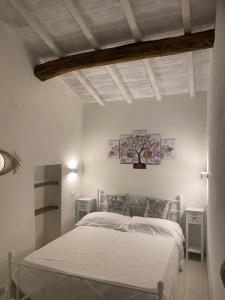 レッジェッロにあるPodere Casalinoの白い部屋のベッドルーム1室(ベッド1台付)