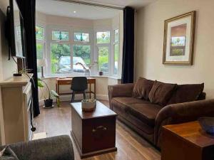 SaltfleetにあるEnglish Beach and Countrysideのソファとテーブルのあるリビングルーム