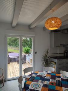 een keuken met een tafel en stoelen en een patio bij Auberge "la petite sirène" - GR34 Landévennec in Landévennec