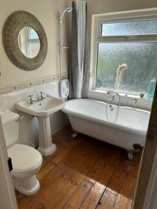 SaltfleetにあるEnglish Beach and Countrysideのトイレ、浴槽、洗面台を備えたバスルーム