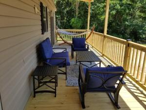 Tiny home with hammock loft BBQ and yard的阳台或露台